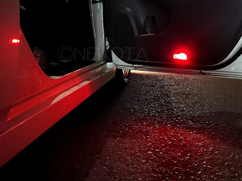 【北米仕様】赤カーテシランプ[E]2個 純正品 レクサスIS レクサスISF レクサスRC レクサスRCF レクサスES レクサスHS 海外 LEXUS USDM EUDM_取付イメージ(夜間)