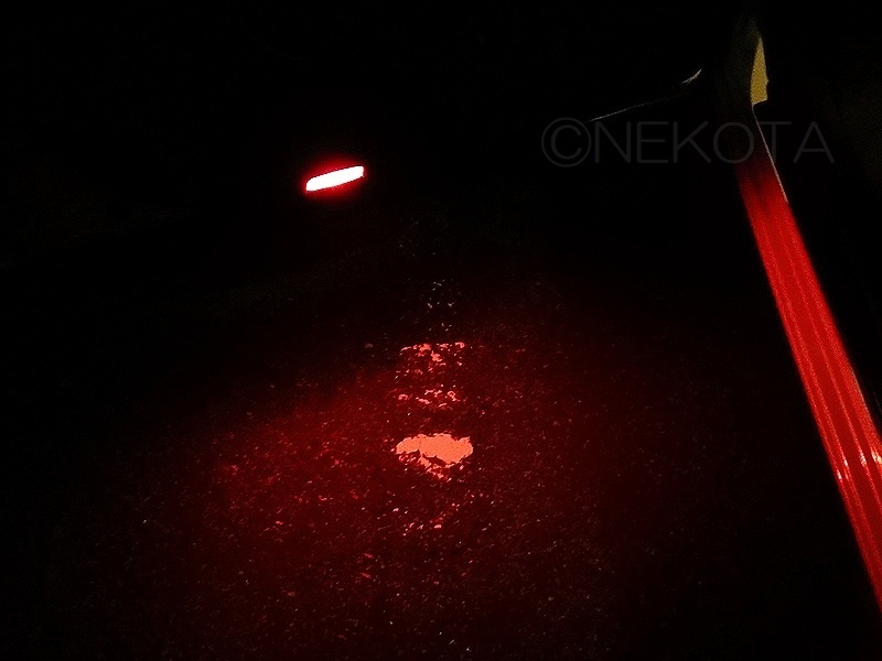 【北米仕様】赤カーテシランプ[D]2個 スカイライン セダン クーペ(V36・V37) クロスオーバー(J50) メーカー品流用 海外 INFINITI USDM EUDM_取付イメージ(夜間)