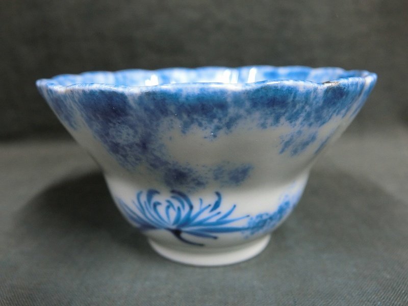 A0568 伊万里 染付 吹き墨 菊文 茶杯 湯呑 茶器_画像1