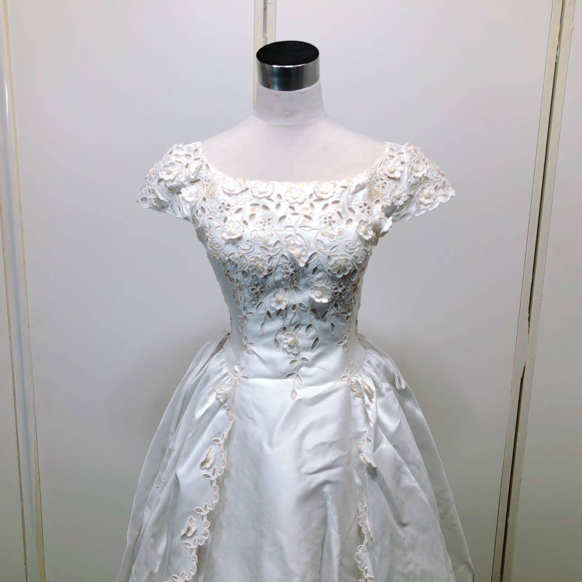 40【中古】Wedding Dress COLOR DRESS ウェディングドレス カラードレス FV837 オフホワイト 9T フラワーモチーフ 刺繍 パール 現状品_画像3