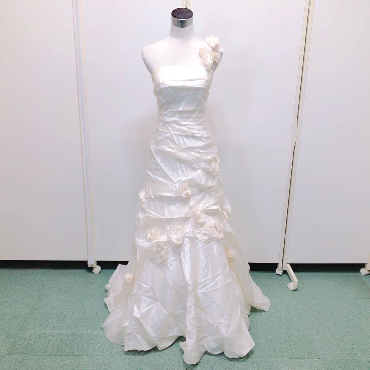 143【中古】Wedding Dress COLOR DRESS ウェディングドレス カラードレス FF257 オフホワイト 9T フラワーモチーフ ワンショルダー 現状品_画像1