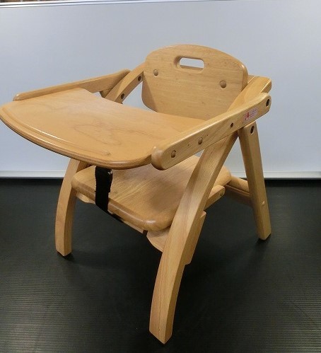 ♪♪大和屋　ベビーチェア アーチ木製ローチェア　NA ナチュラル　子供椅子 ローチェア 木製 テーブル付　折りたたみチェア 中古【6A05】♪_画像1