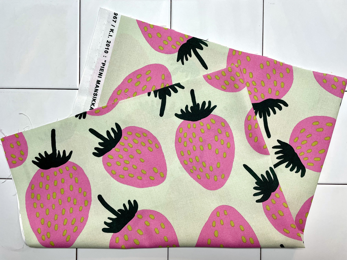 marimekko　ハーフカットクロス／はぎれ　マンシッカ　２色セット　68×50cm　マリメッコ_ライトグリーン×ダークグリーン×レッド