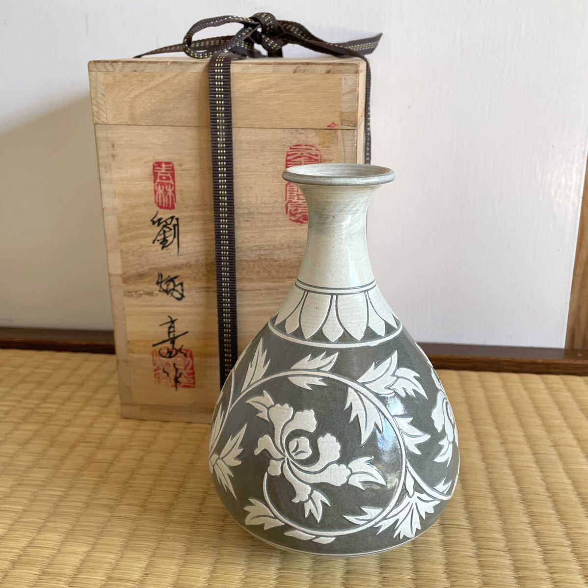 新発売 高17cm 粉青沙器掻落花文瓶 作 劉炳豪 名工 粉青沙器 共箱 李朝