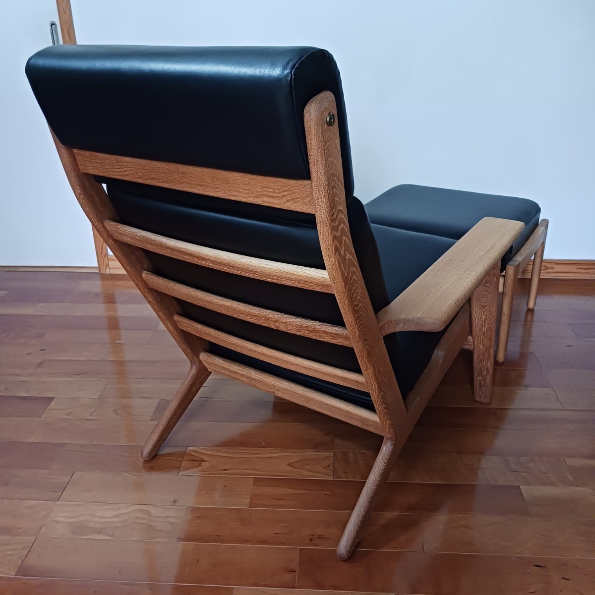 Model GE290A』 Highback chair and『GE290S』Ottoman by Hans J Model GE290A』 Highback chair and『GE290S』Ottoman by Hans J