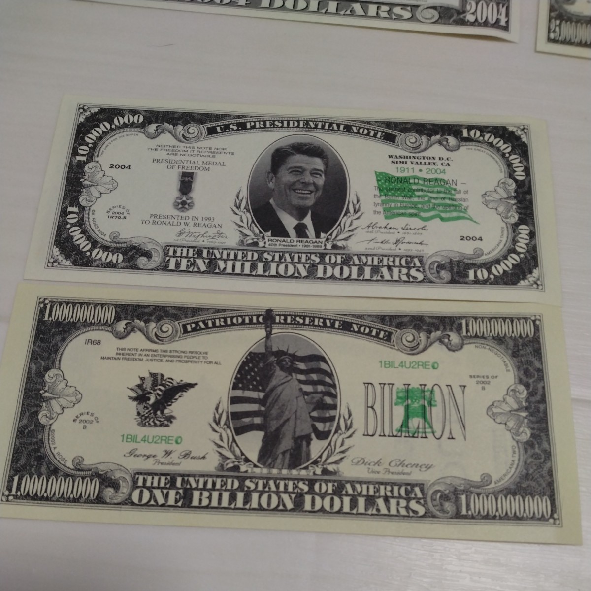 美品　アメリカ　ドル貨幣(おもちゃ)　パロディ紙幣　クリントン・ブッシュ・レーガン・自由の女神など　ハリウッド絵はがき_画像4