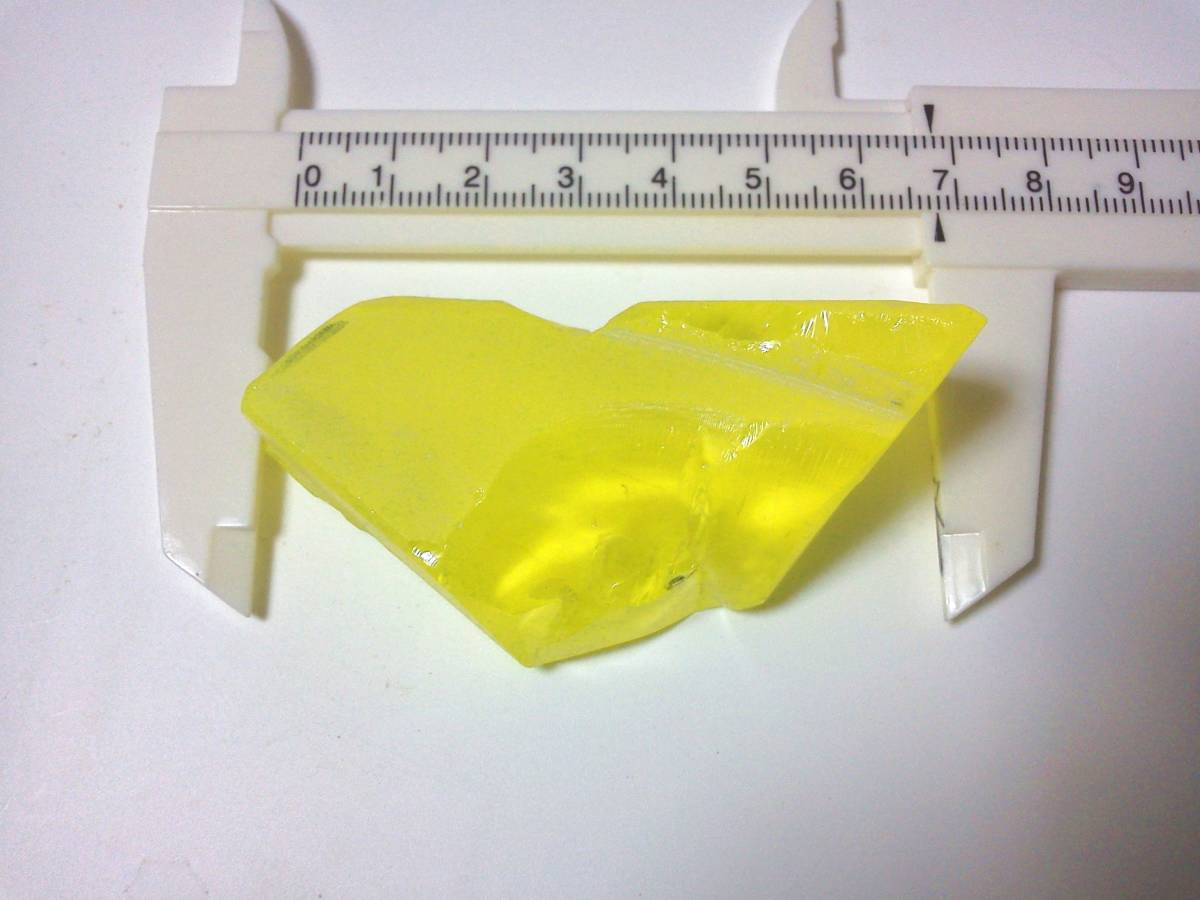 YAG イエロー（黄色） 約５２0カラット　人造石　セリウム（Ｃｅ）ドープ 　紫外線で黄色に蛍光