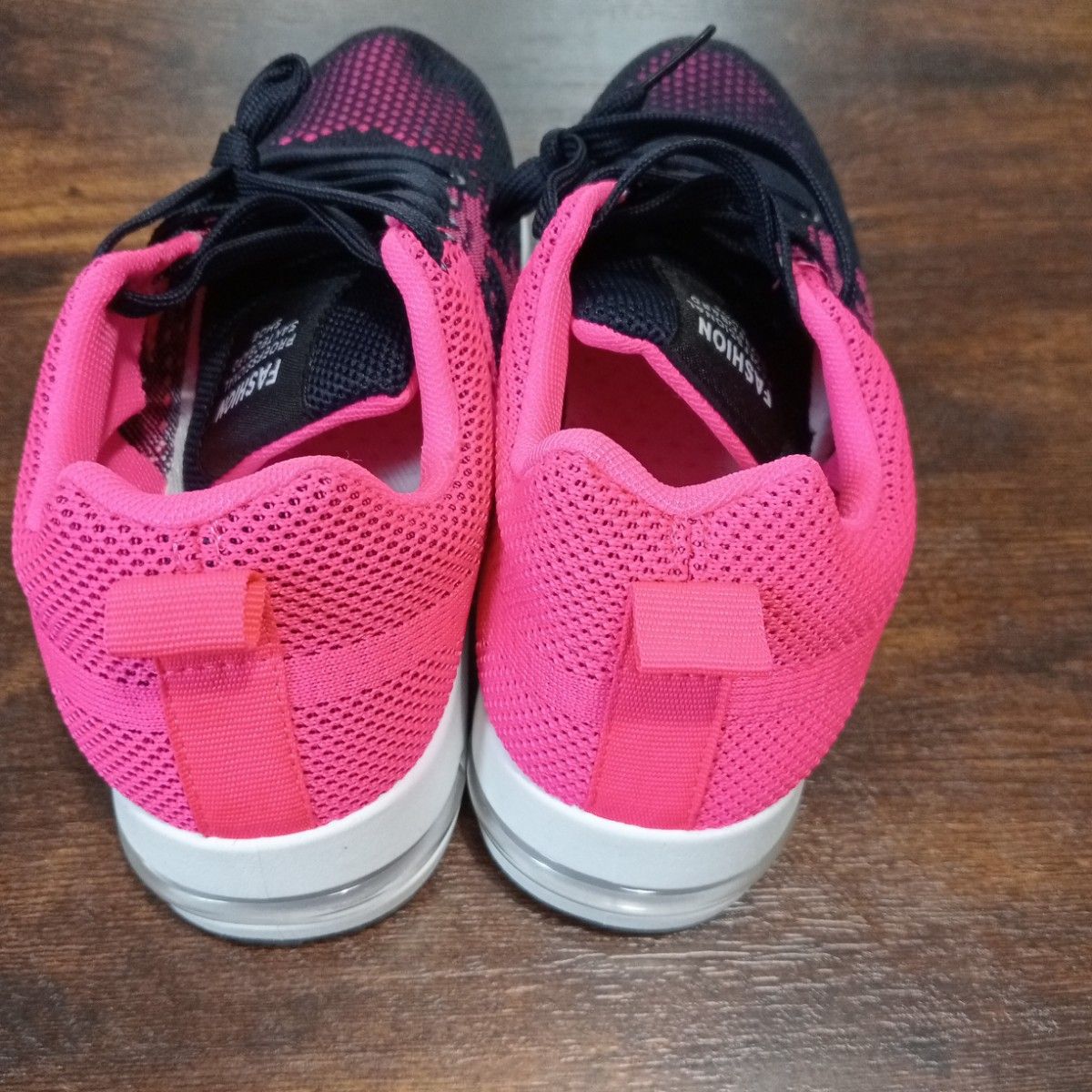 【新品未使用】 スニーカー メッシュ ウォーキングシューズ 運動靴　ランニング  ピンク ネイビー 軽量 ジム 24センチ