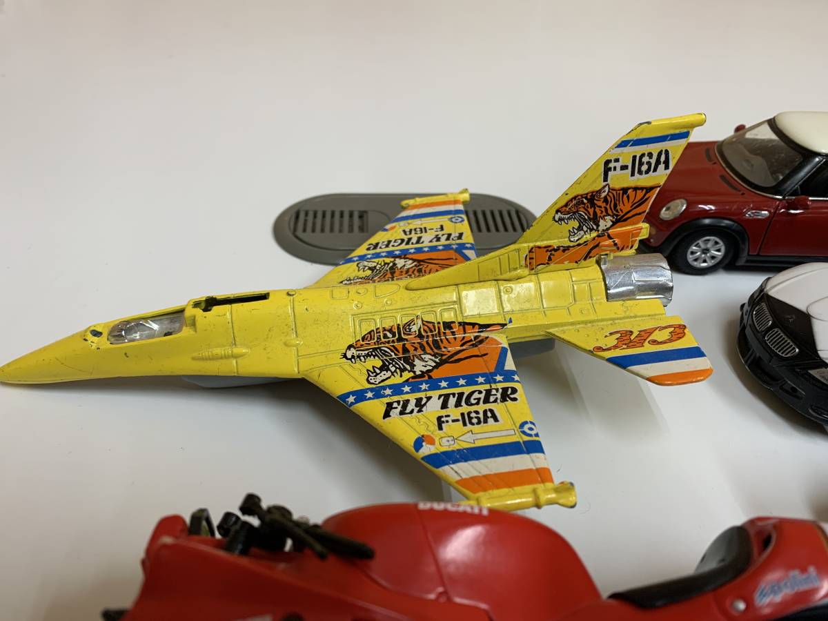 798A1-2 のりもの おもちゃセット バス パトカー 飛行機 FLY TIGER F-16A MINI アンパンマン F-16A Maisto Ducati Alice バイク BLANCPAIN_画像2