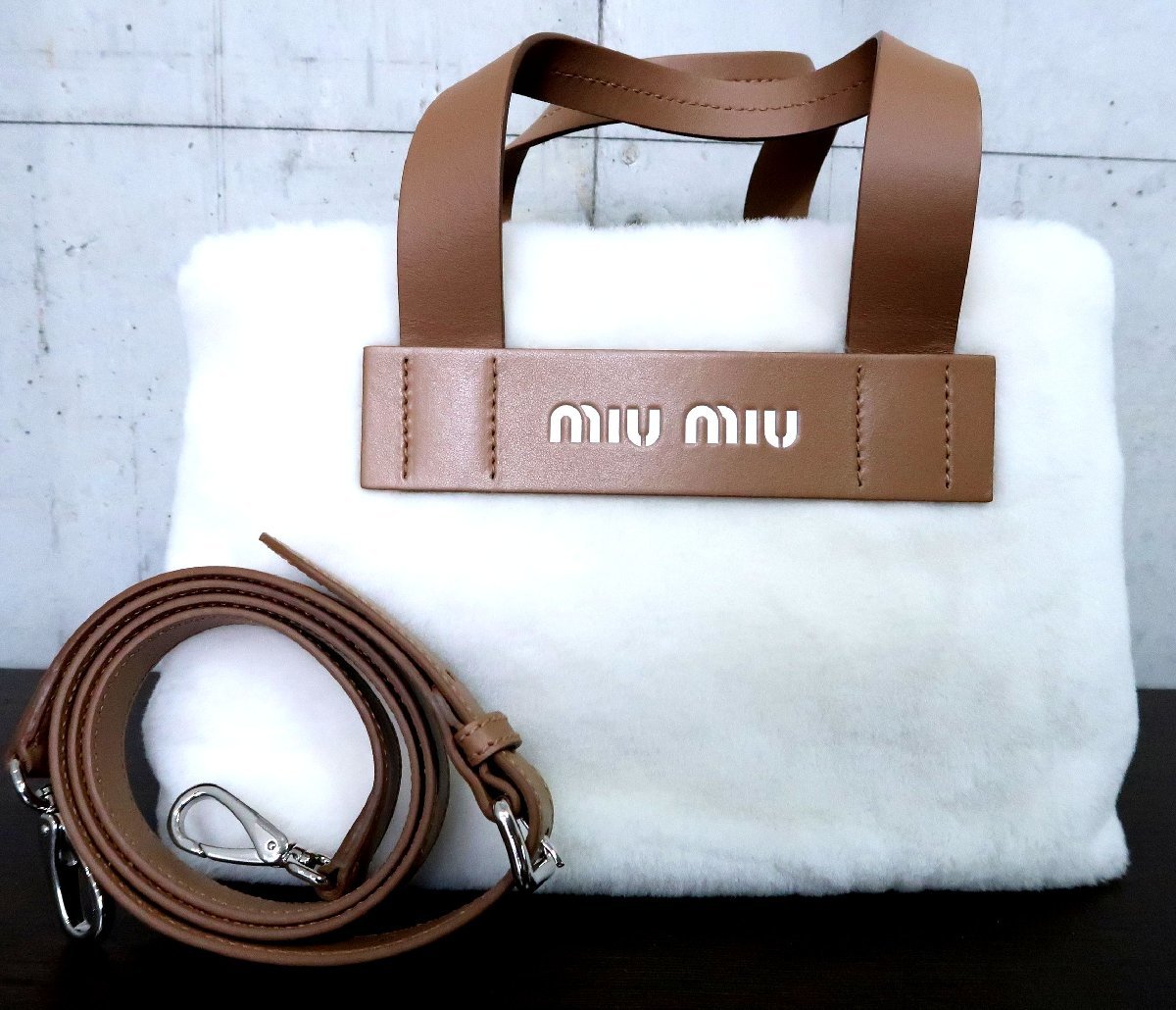 未使用 超美品 MIUMIUロゴ ミュウミュウ 5BA085 2WAY シープ ファー 2WAY トートバッグ ショルダーバッグ_画像1