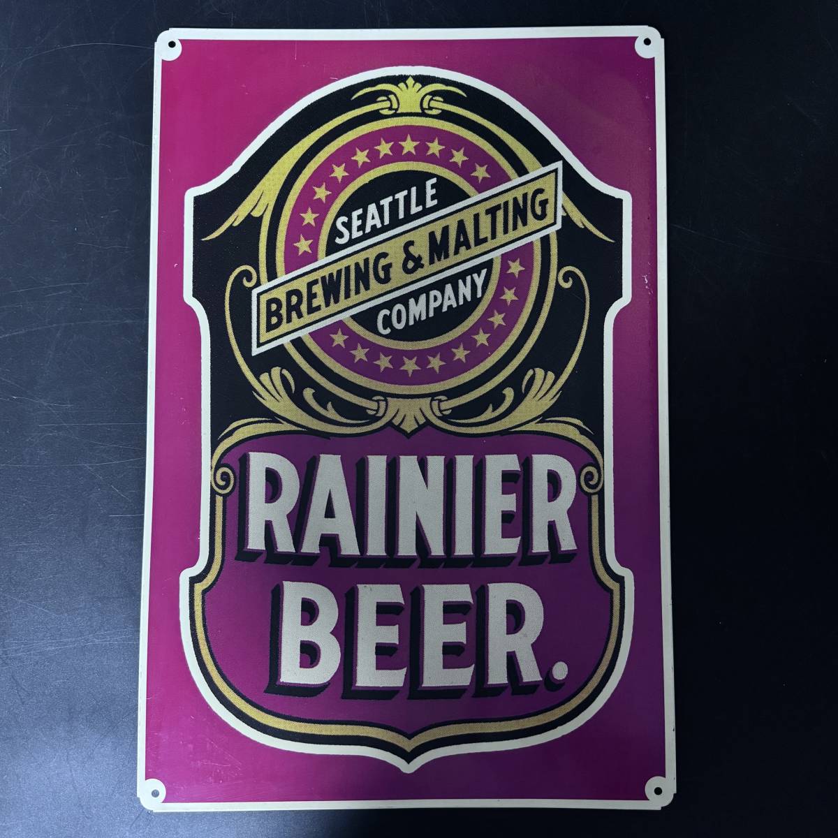 【53487】アメリカ雑貨 メタルサインプレート② RAINIER BEER. 幅30×45㎝ 店舗ディスプレイ ブリキ看板 現状品_画像2