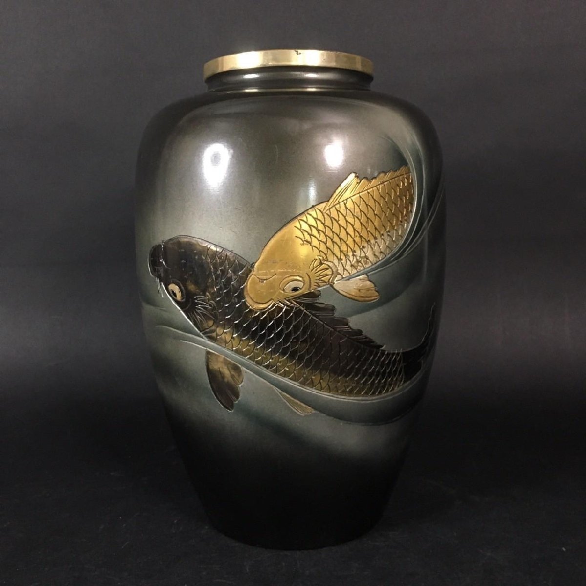 ER1209-21-3 彫金 花瓶 銅花器 金鯉 銀鯉 双鯉 鯉図 在銘 高さ30cm 口径9cm 100サイズ_画像1