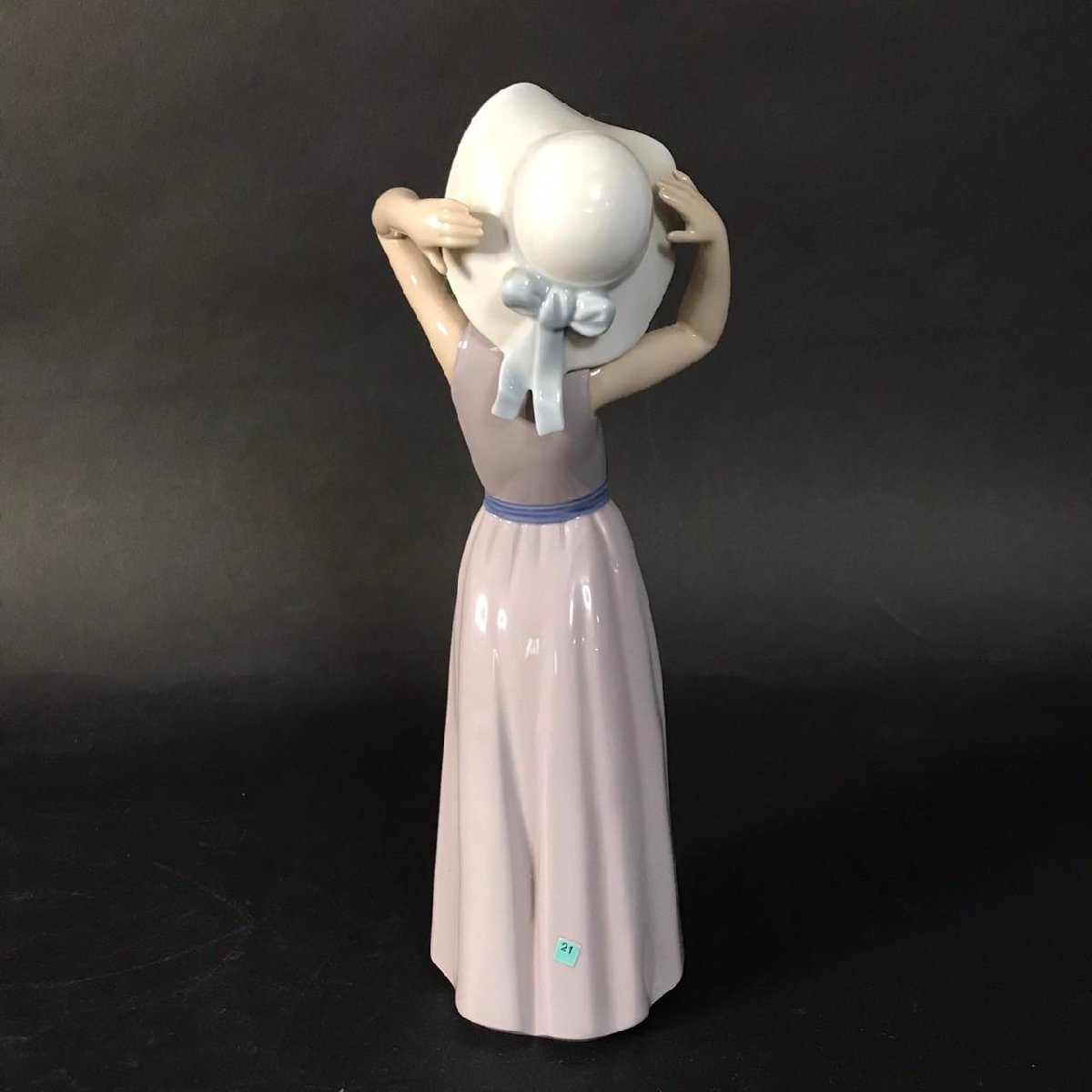 ER0111-32-3 リヤドロ LLADRO 若草色の少女 5011 女性 帽子 ワンピース 女の子 置物 インテリア 陶器 人形 26×10×8㎝ 80サイズ_画像3