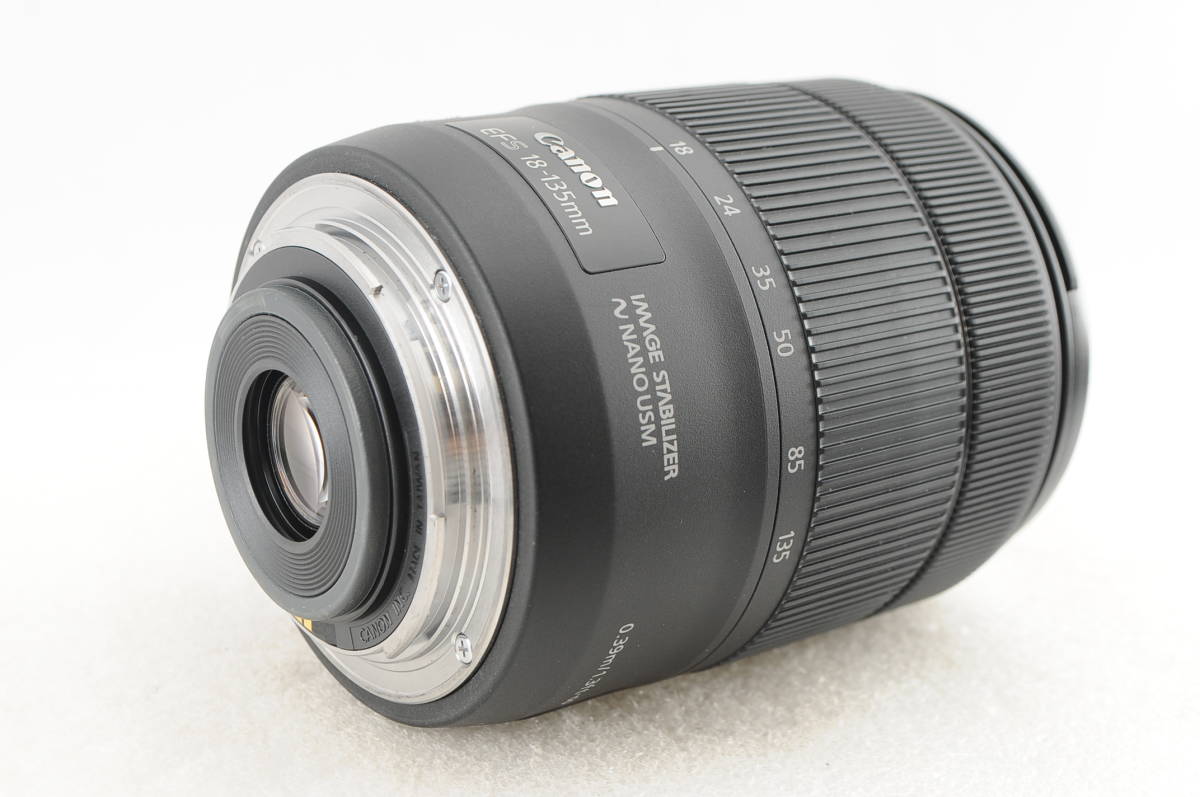 ★新品級★ Canon キヤノン EF-S 18-135mm F3.5-5.6 IS USM 付属品付★清潔感溢れる綺麗な外観! カビ・クモリなし! 細かく動作確認済!_画像3