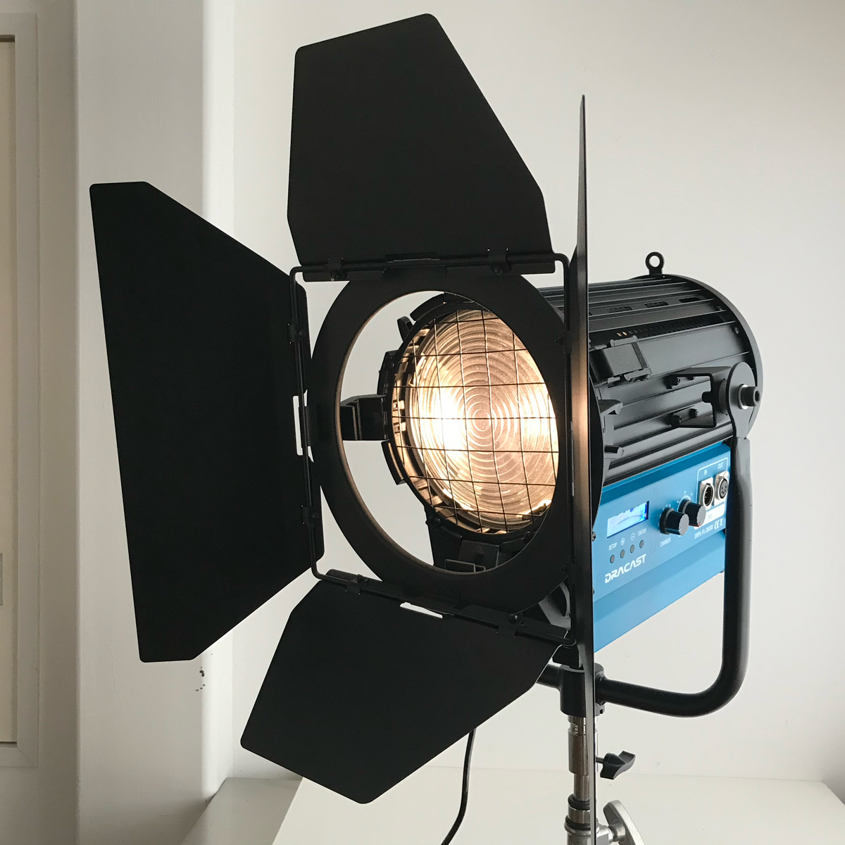 Dracast Fresnel 2000 Bi-Color LED Light：ドラキャスト フレネル バイカラー LEDライト：色温度調整可能 ③_画像2