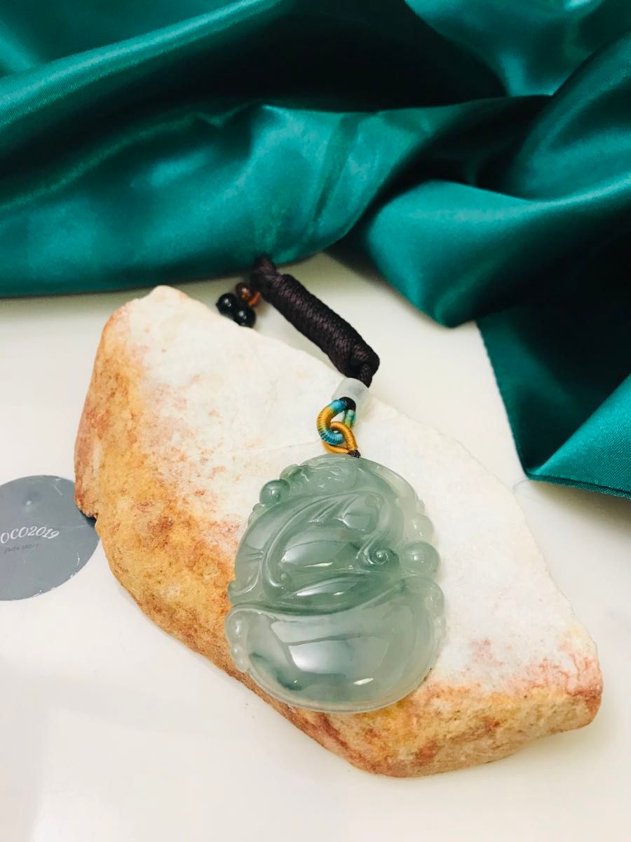 [P00-001] ジェイド　JADE  ヒスイ　本翡翠　ペンダント　彫刻　天然石　一点物　ミャンマー産　氷種　飄花　グリーン　