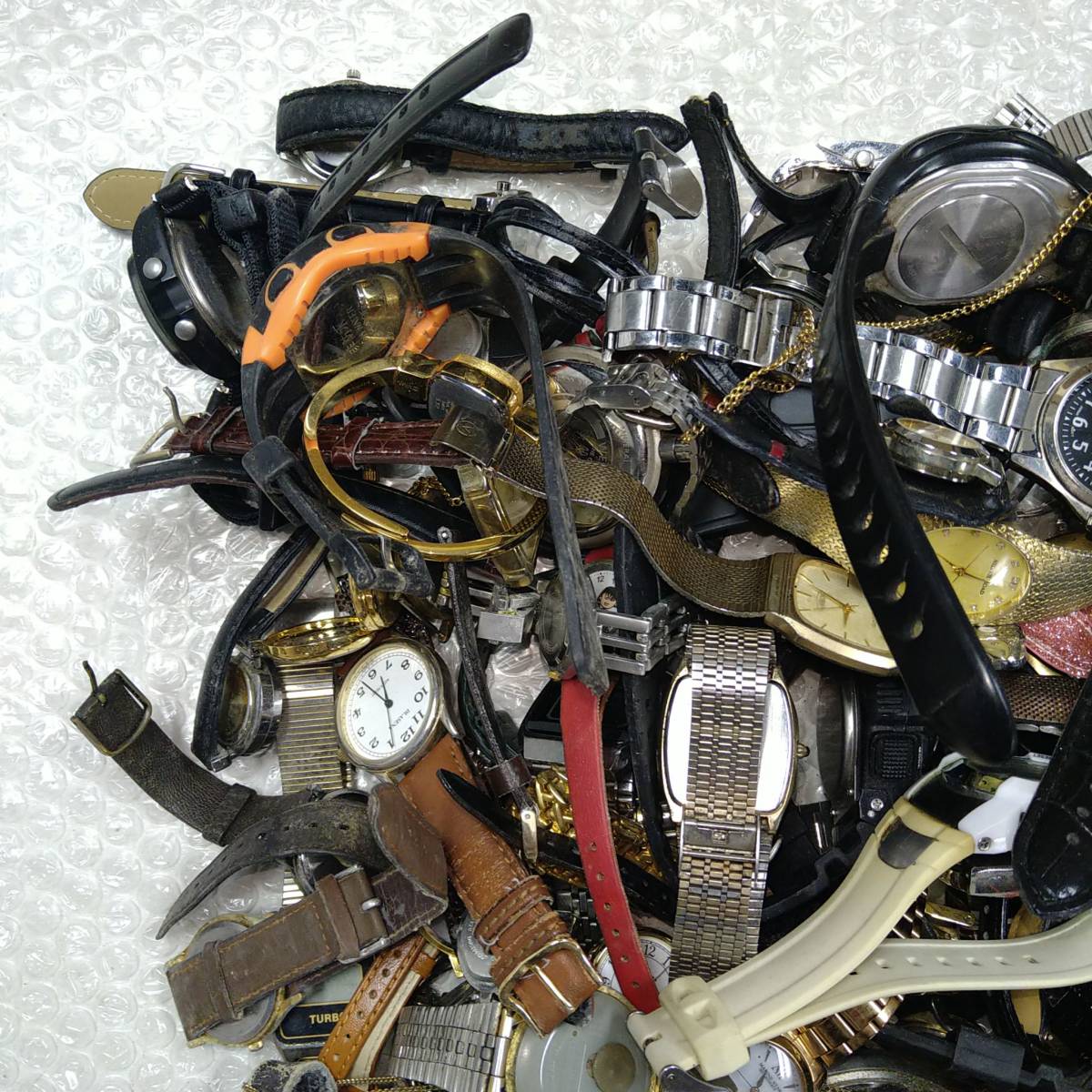 F021(10000)-704　時計大量まとめ　約10kg　メンズ　レディース　腕時計　懐中時計　部品取り　状態様々_画像2