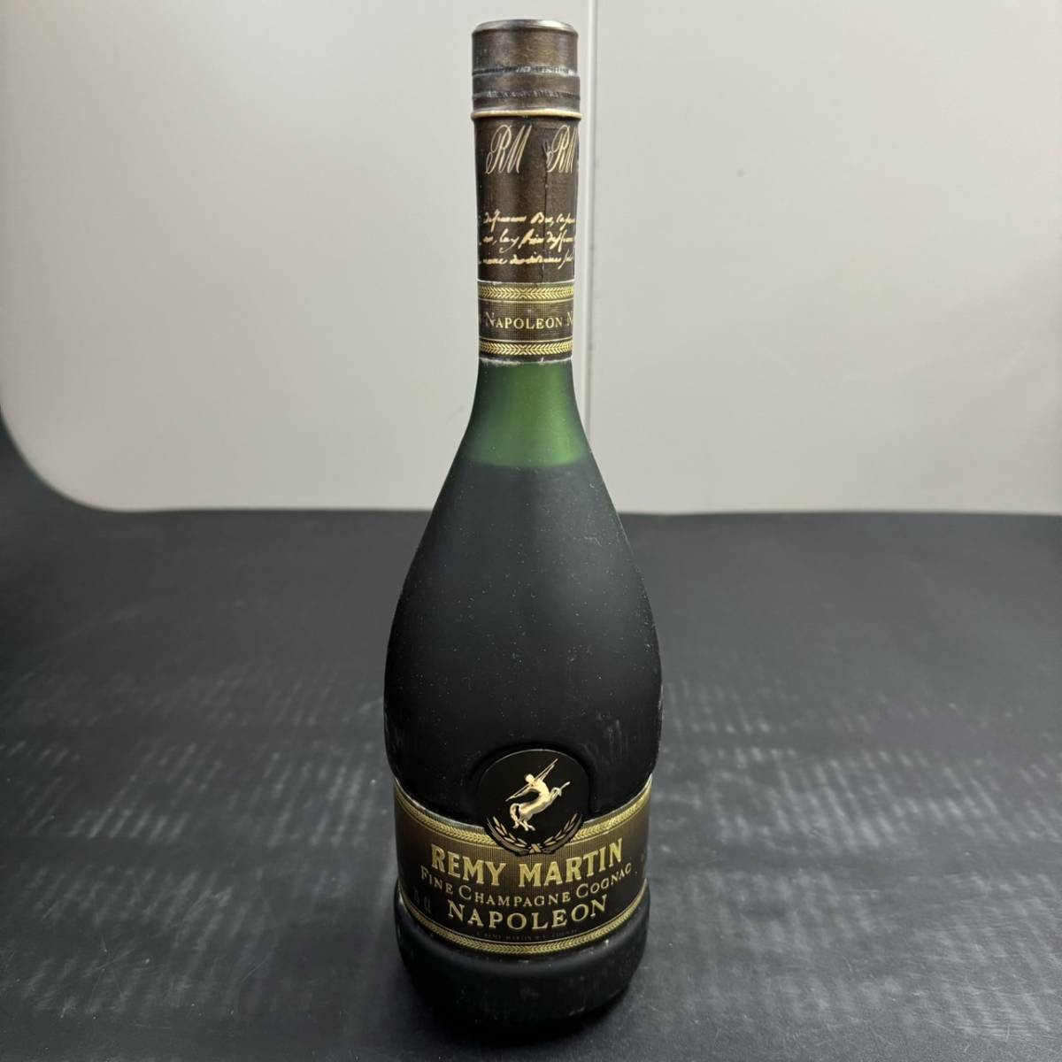 B17245(022)-126/TM3000　酒　REMY MARTIN　NAPOLEON　COGNAC　レミーマルタン　ナポレオン　コニャック　40％　750ml　箱付き_画像2