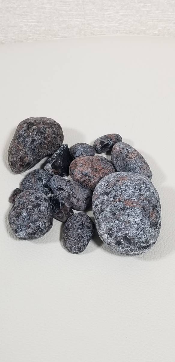 【鉱物】盆栽などの飾り石にも…北海道池田町産の十勝石⑰(黒曜石・Obsidian・転石・マホガニーオブシディアン、紅十勝約539g)です。_画像2