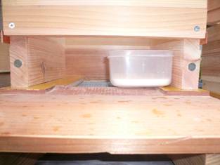 給餌は群飼育で重要です。給餌器3個1セットの出品　溺死は有りません　 飼育の必需品　日本蜜蜂 　重箱式巣箱 　徳島塾_徳島塾考案の下駄箱での給餌実施例です。