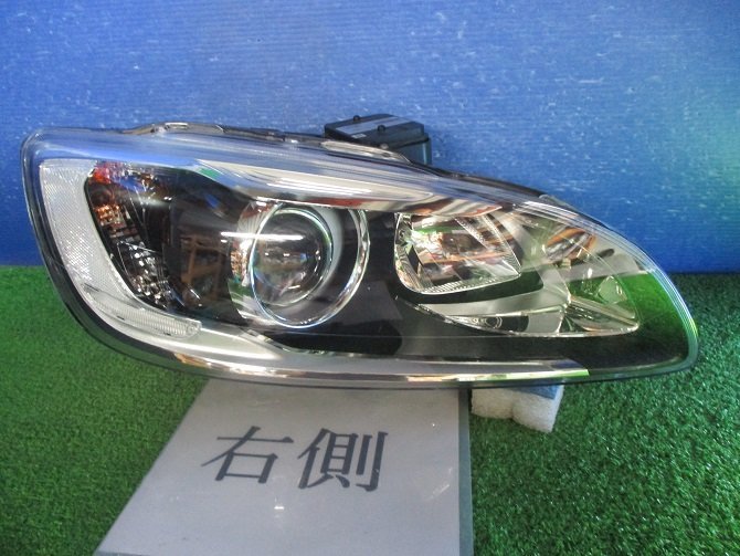 管理№01193　ボルボ　Ｖ６０　Ｓ６０　ＦＢ　ＦＤ　純正　ＨＩＤ　右ライト　_直せる方、部品取り等どうぞ