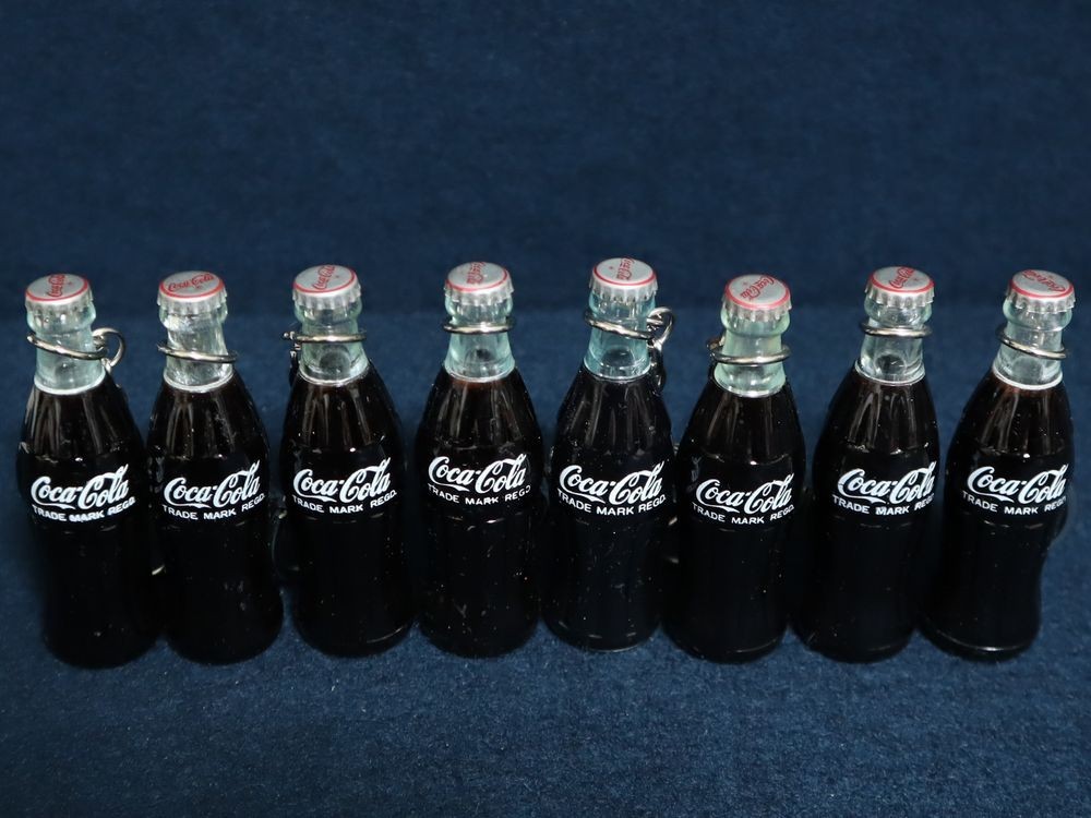 当時物! デッドストック 未使用品 非売品 懸賞品 Coca Cola コカ コーラ 8ヶ国語 キーチェーン付き ミニボトル キーホルダー 8個セット_画像2