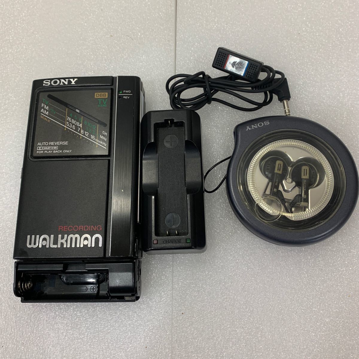 QW3413 SONY WALKMAN カセットウォークマン WM-F404 ラジオカセットレコーダー/ステレオマイク/イヤホン/充電器　充電電池なし　ジャンク_画像1