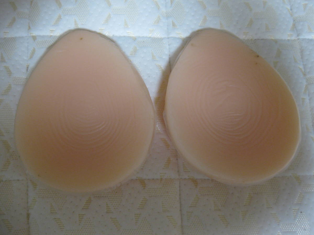 中古 シリコン バスト 自然な一体感 粘着 貼付 式 人工乳房 左右 2個 偽のおっぱい ロールプレイ用 乳房切除術 偽娘 匿名配送 _画像2
