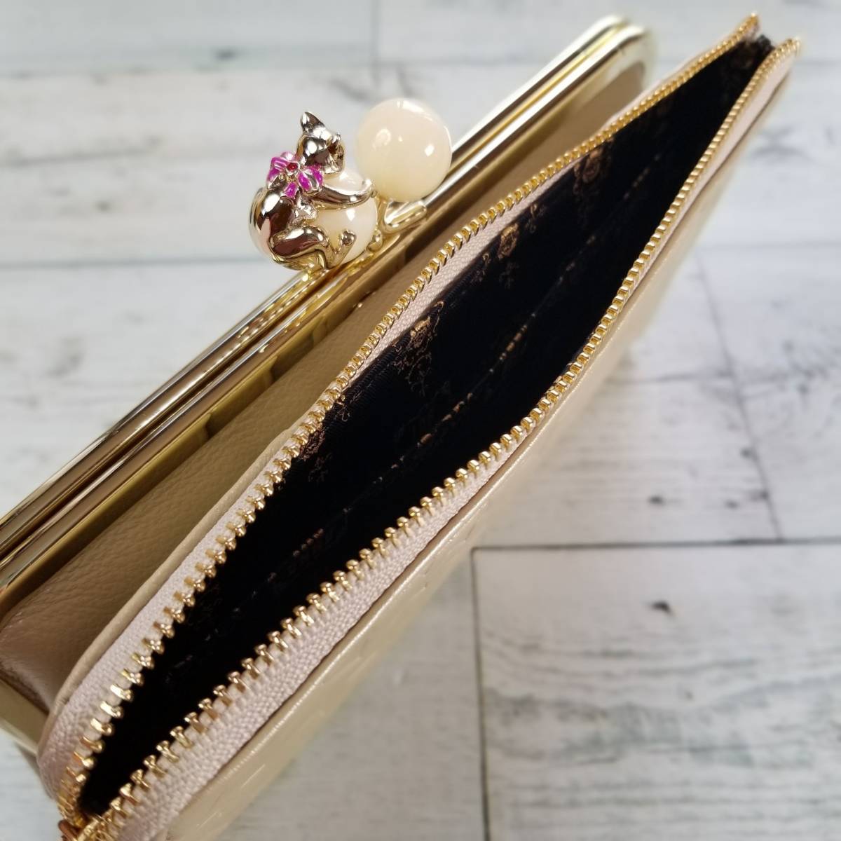 プレイングキャット新品 ANNA SUI アナスイ 本革 がま口二つ折り プレイングキャット新品 ANNA SUI アナスイ 本革 がま口二つ折り