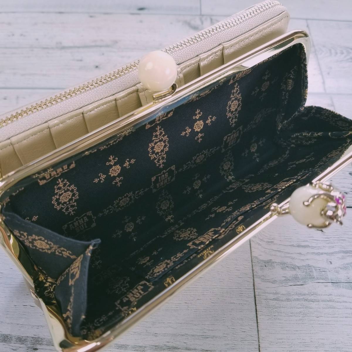 プレイングキャット新品 ANNA SUI アナスイ 本革 がま口二つ折り プレイングキャット新品 ANNA SUI アナスイ 本革 がま口二つ折り