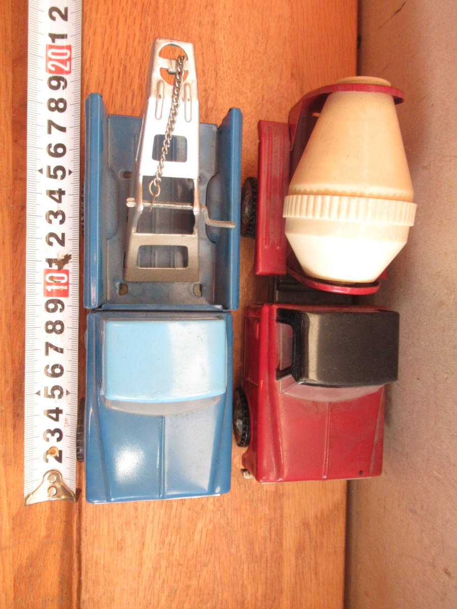 ブリキの自動車　おもちゃ　ビンテージ　日本製　2台セット　ミキサー車　レッカー車　箱無し　はたらくくるま_画像2