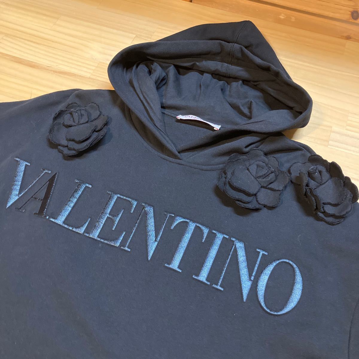 Y送料無料924【VALENTINO ヴァレンティノ】 スウェットパーカー フラワーモチーフ 胸ロゴ ブラック ハンガー付 SIZE XS_画像7