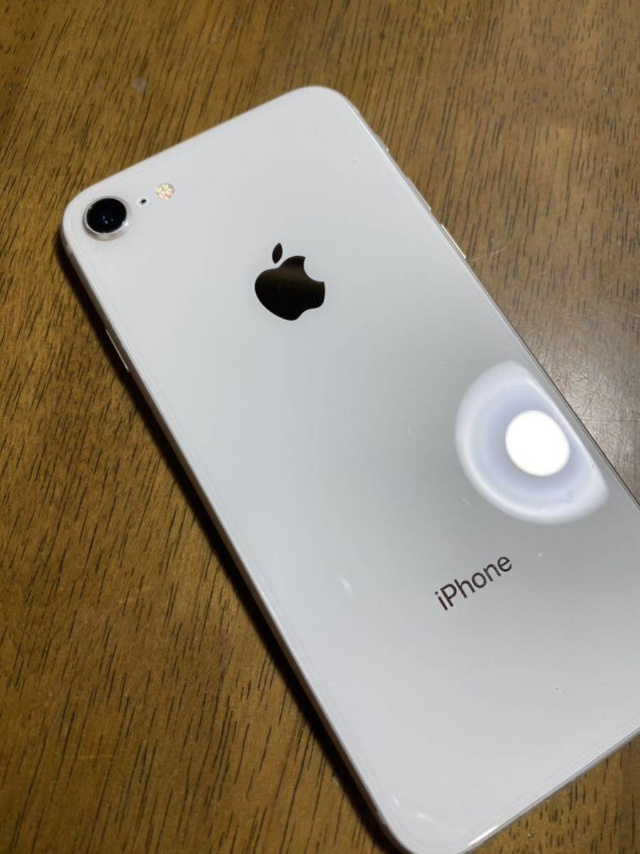 送料無料 au Apple iPhone8 64GBホワイト中古 本体 白ロム　SIMフリー　訳あり品 _画像5