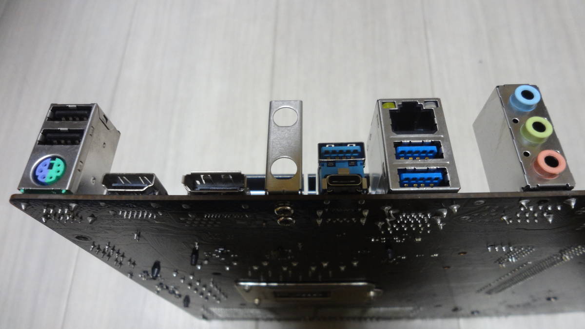 ASRock H470 Phantom Gaming 4 ATXマザーボード CPUソケット：LGA1200 中古動作品 付属品I/Oパネル・元箱・CD・SATAケーブル・ネジ類の画像7