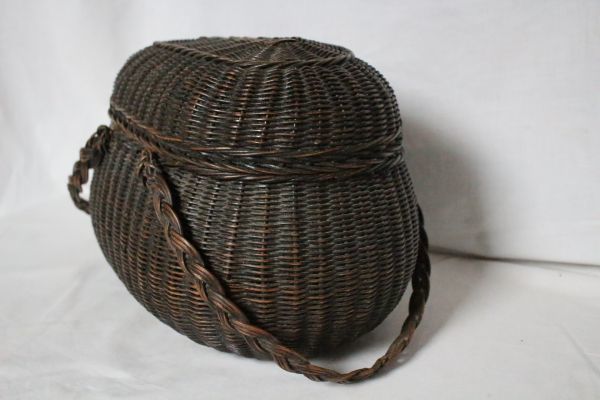 フランス アンティーク 古い籐編みの黒いかご 蓋付き_画像4