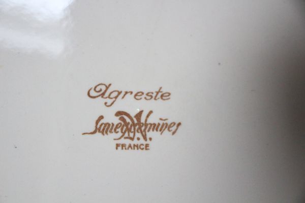 フランス アンティーク サルグミンヌ AGRESTE 古い陶器の大きな丸皿 矢車草のブーケの絵柄 美品_画像9