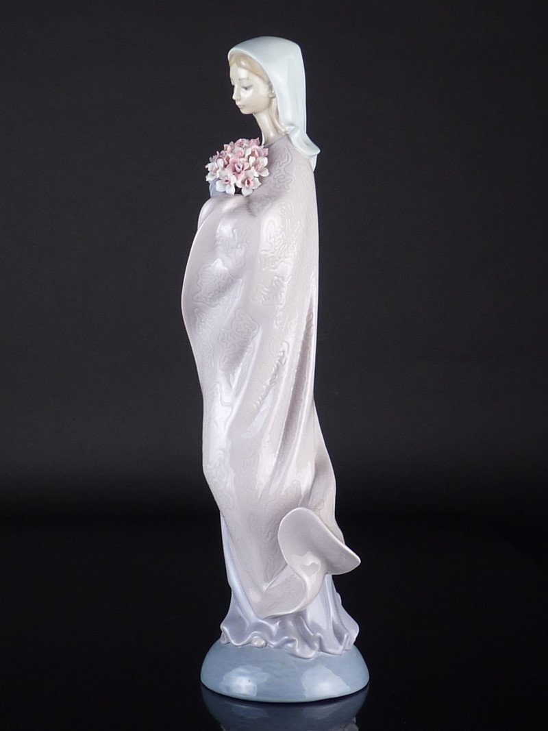 【都屋】24　リヤドロ 花束を持つ婦人 高さ 約31.5cm 幅 約13.5cm×約8.5cm LLADRO フィギュリン 陶磁器 人形 西洋 女性 置物_画像4