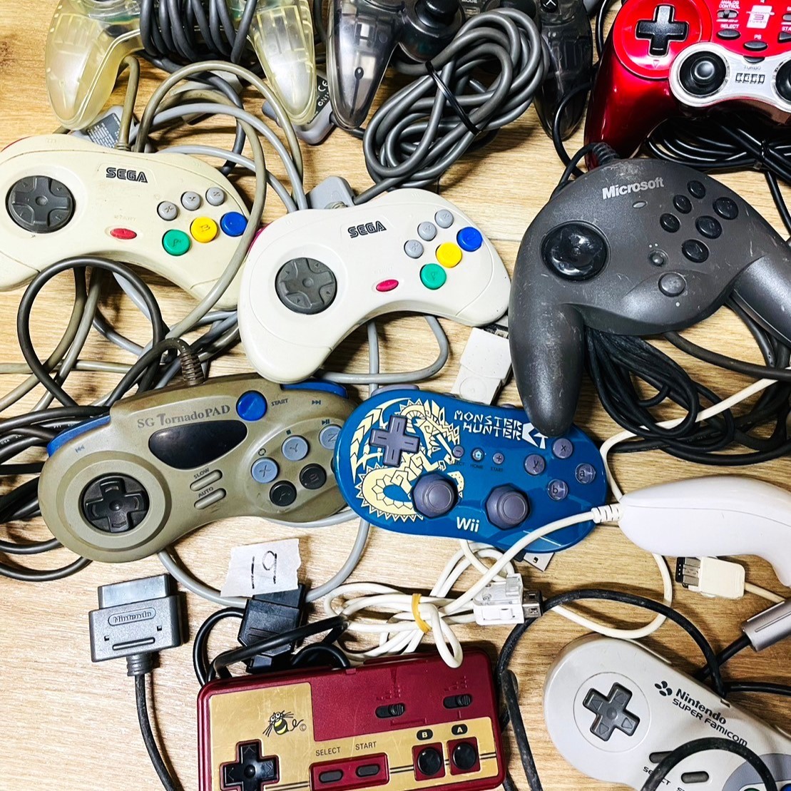 ★19【ジャンク／29個セット】 PS HORI FC GC Wii 64 SFC SS セガサターン コントローラー まとめ プレステ ファミコン スーファミ ゲーム_画像3