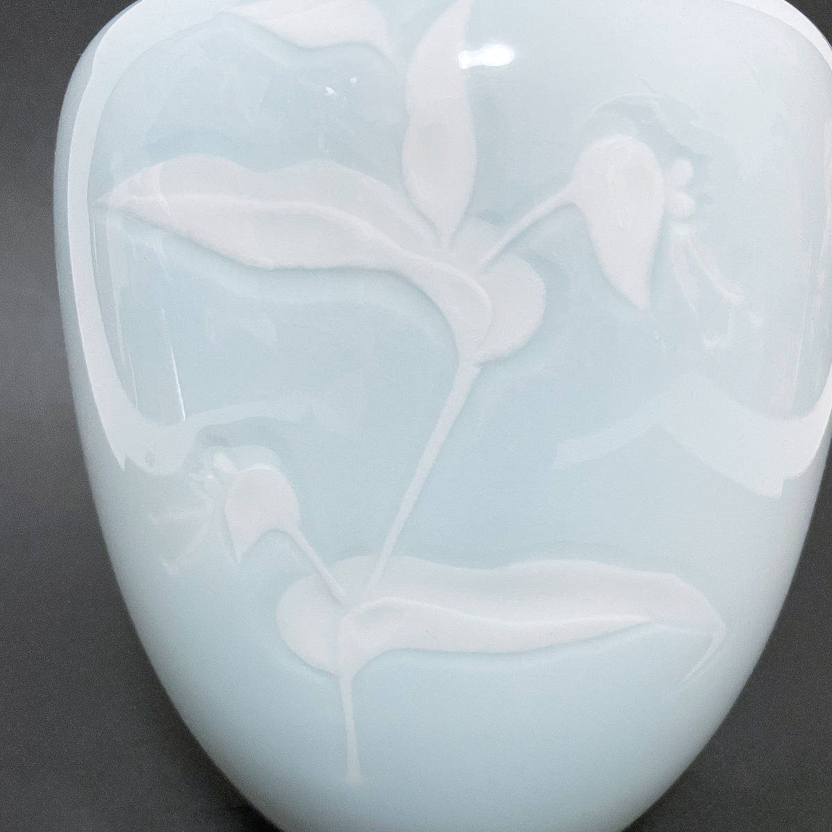  blue white porcelain dressing . vase ( Japan tradition industrial arts . member inside river . right ..) also box / ornament "hu" pot / right ../. tea utensils / craftsman /. flower writing / Arita ./ flower go in /. tool / author 