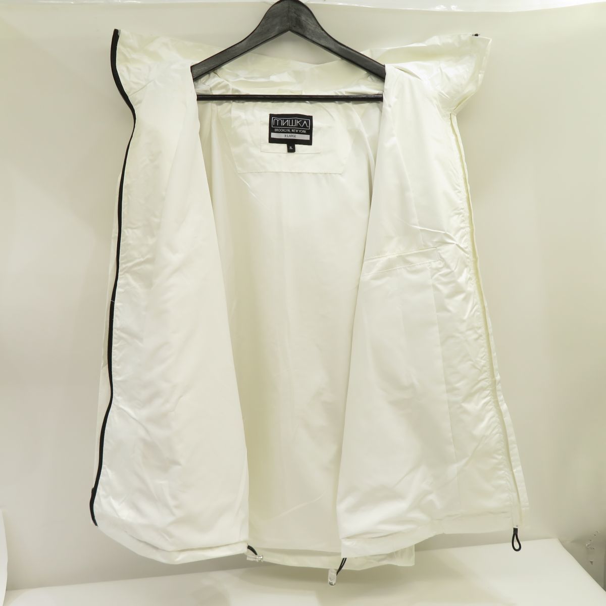 131 MISHKA ミシカ リフレクト ロゴ フード ナイロンジャケット XLサイズ ホワイト ※中古_画像3