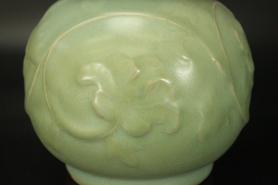 【銀閣】中国美術 青磁 陽刻 纏枝蓮花紋 瓢瓶 高25cm 旧家蔵出(YB650)_画像6