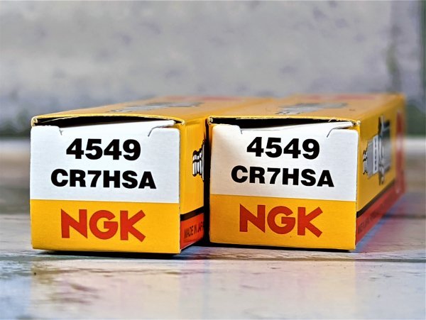 ＮＧＫ　ＣＲ７ＨＳＡ　２本セット　ホンダ　トゥデイ　ＡＦ６１　０２ー０４　適合　新品！_画像1