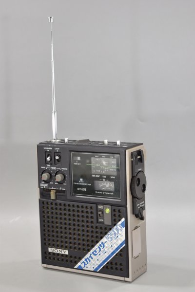 SONY ソニー スカイセンサー5500 ICF-5500 BCL ラジオ 動作品 AC-110 純正 ACアダプター ケース付 3バンドレシーバー FM MW SW Hb-92M_画像3