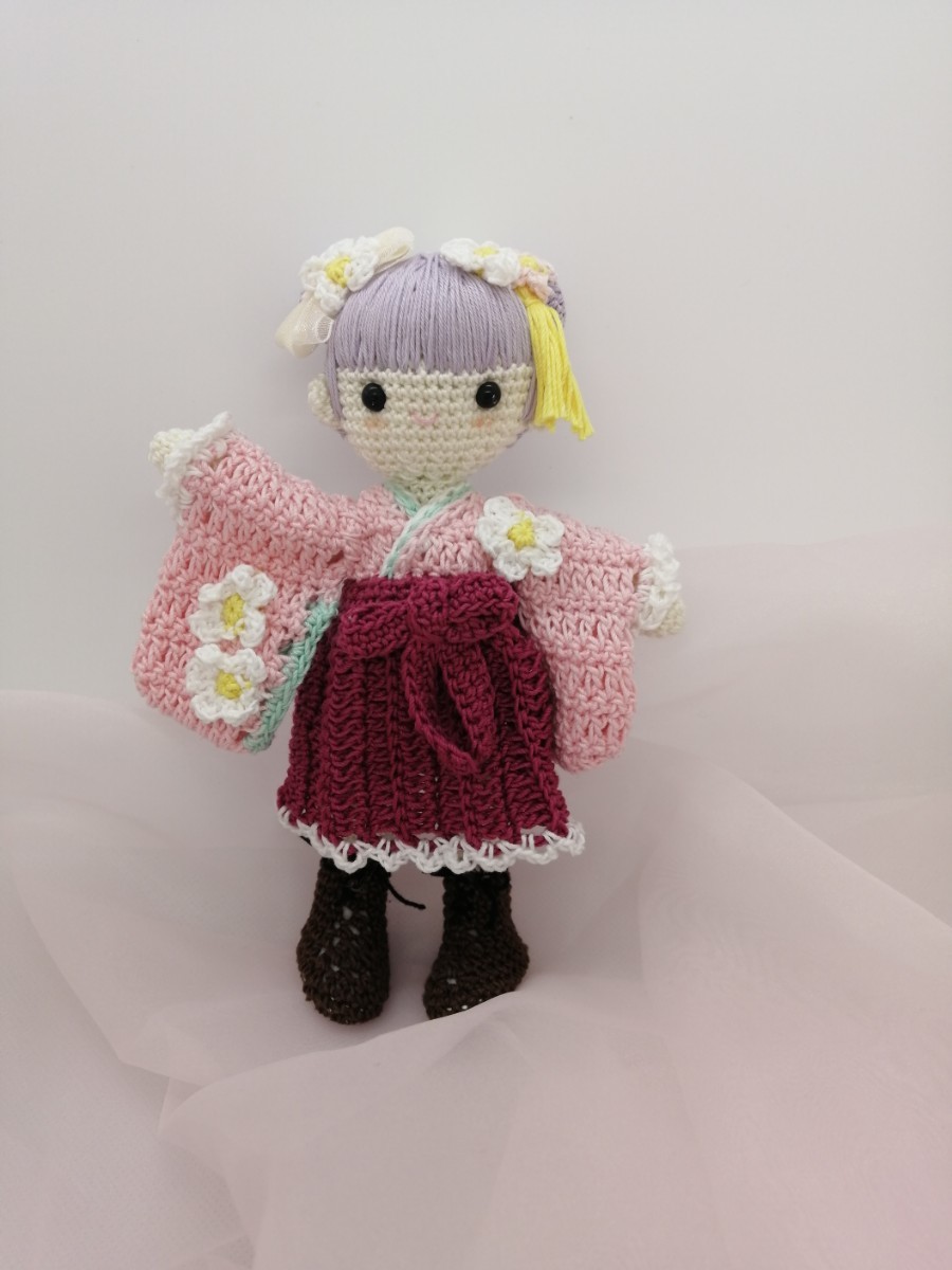 ハンドメイド☆あみぐるみ☆ヒト型ドール☆着物☆袴☆おだんごヘア☆リボン☆お花☆髪飾り☆ブーツ☆手足ワイヤー入り☆祝卒業☆新春_茶色の編み上げブーツをはいています