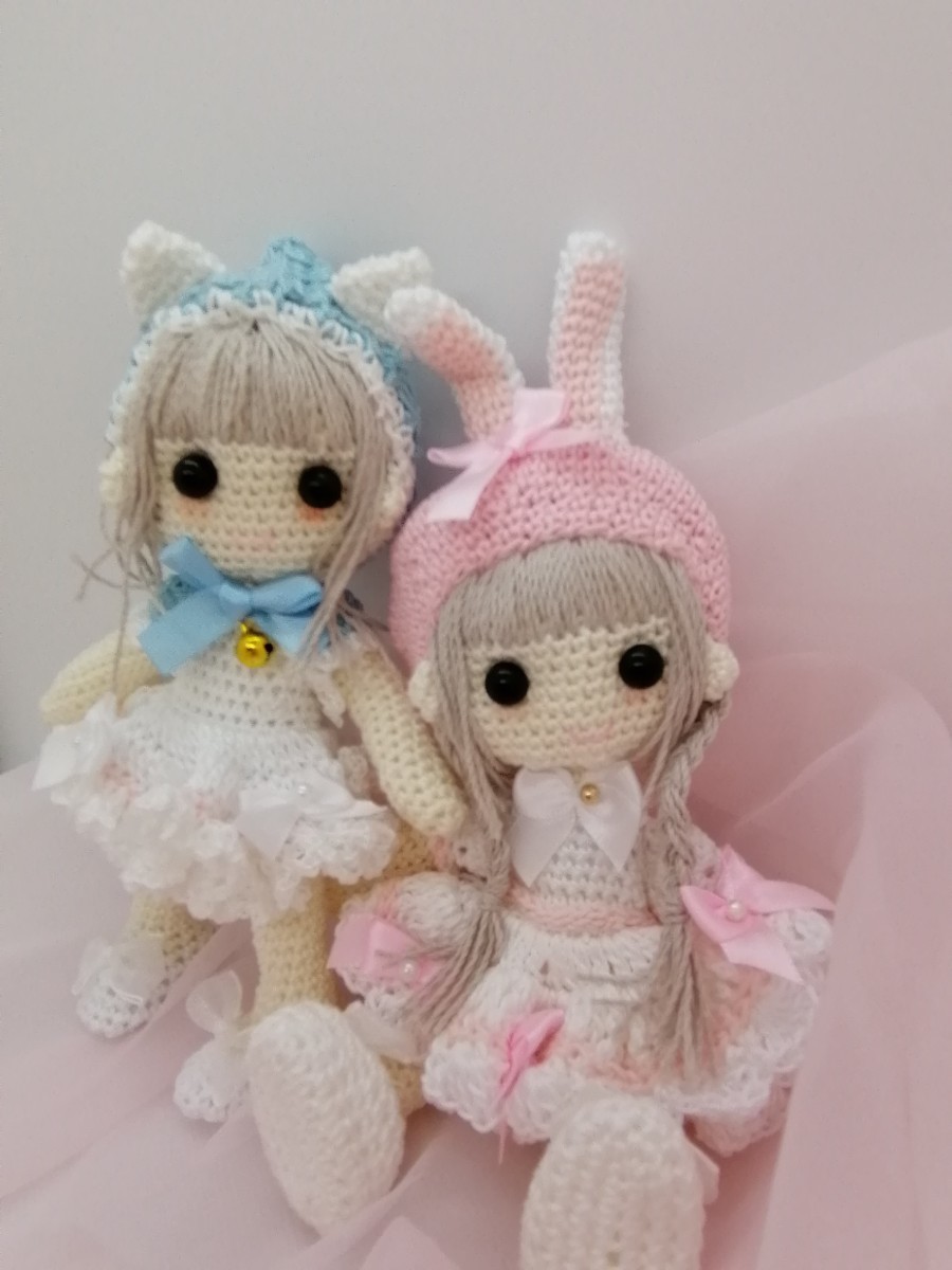 ハンドメイド☆あみぐるみ☆双子セット☆うさぎとねこ☆丸いおめめ☆☆白ワンピース☆リボン☆ピンクとブルー☆グレーヘア☆トイスケルトン_かわいいふたり