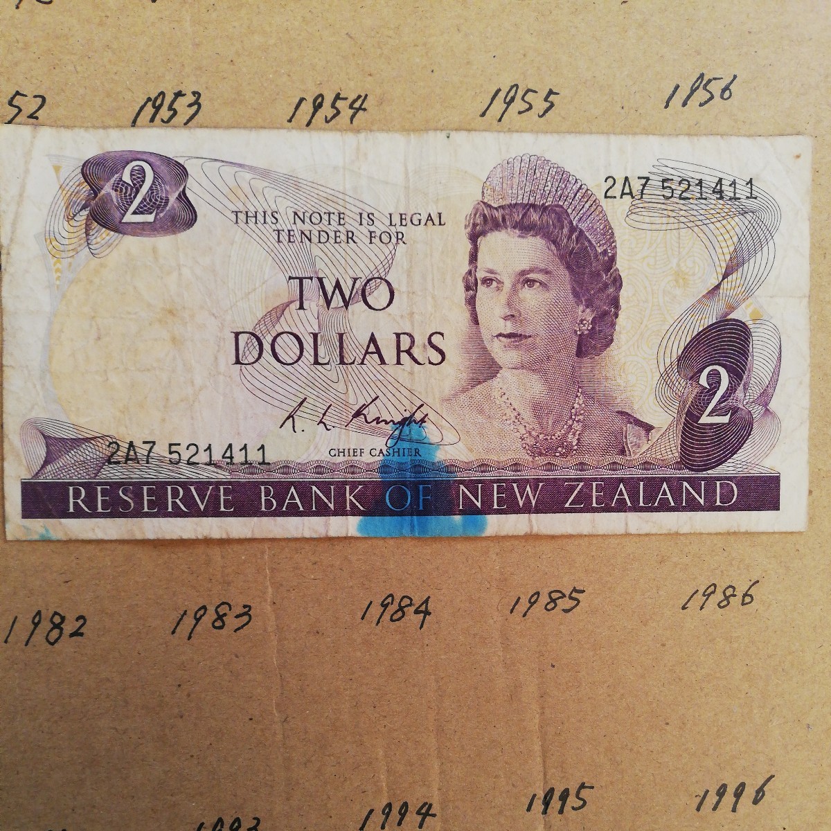 ニュージーランド 2ドル紙幣 初版と第2版 エリザベス女王 イギリス ユーロの画像3