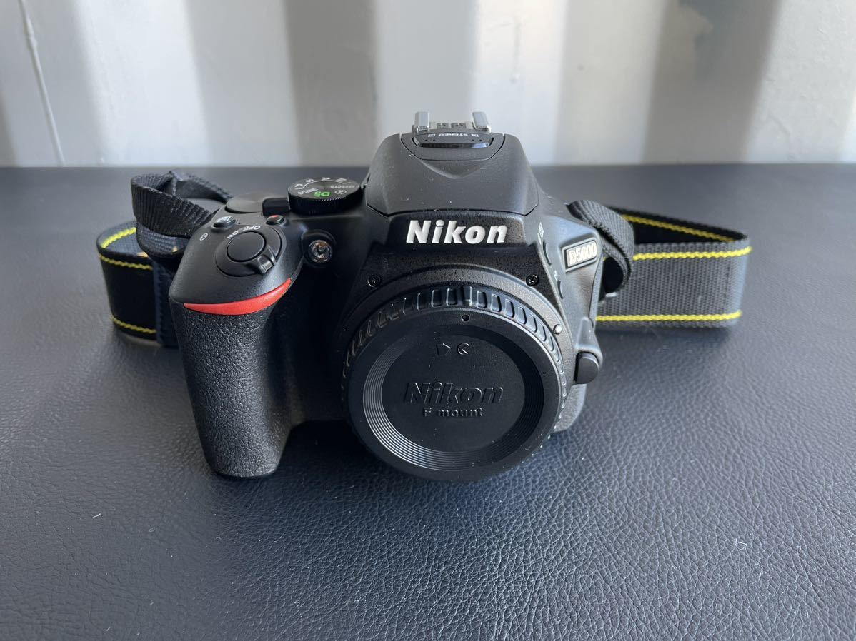 美中古品☆Nikon D5600 デジタル一眼レフ デジタルカメラ ボディ 本体 ケース、取説、ドライボックス付 動作確認済み_画像2