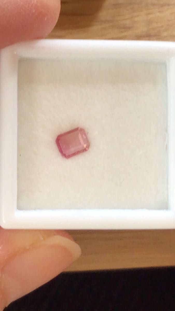 レッドベリル　0.18ct