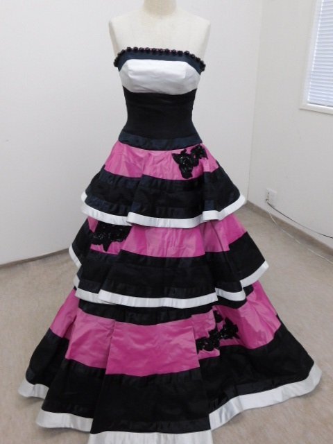 〔楽布〕P27159 「クラウディア」ウエディングドレス カラードレス ブラック ピンク ｃの画像1