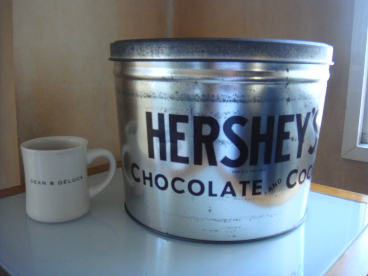 ◆ USAヴィンテージ HERSHEY'S ハーシーズチョコレート 業務用大型コンテナ缶 カフェのインテリアや什器に 看板 ディスプレイ 希少_マグカップはサイズ比較